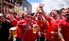 ac米兰官网-比赛结束后，球迷热血沸腾的庆祝的简单介绍