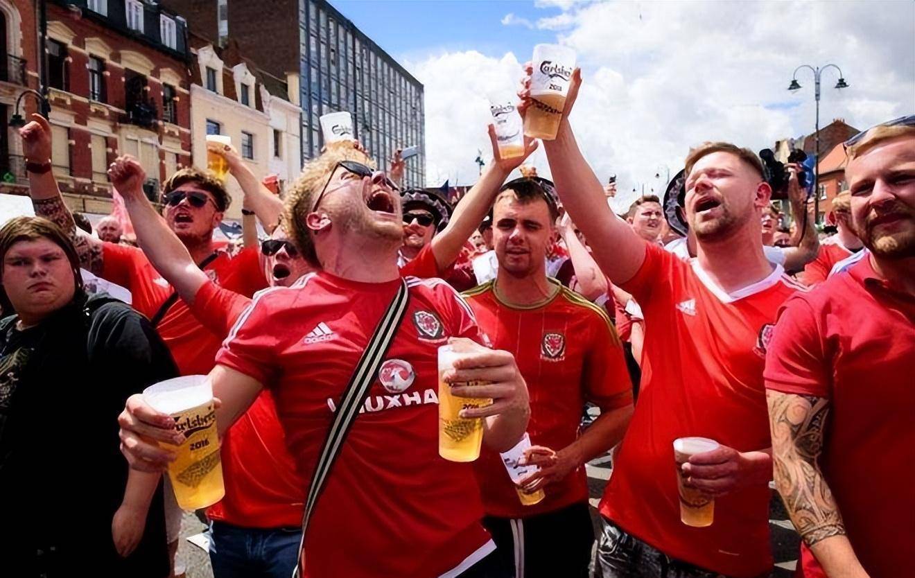 ac米兰官网-比赛结束后，球迷热血沸腾的庆祝的简单介绍