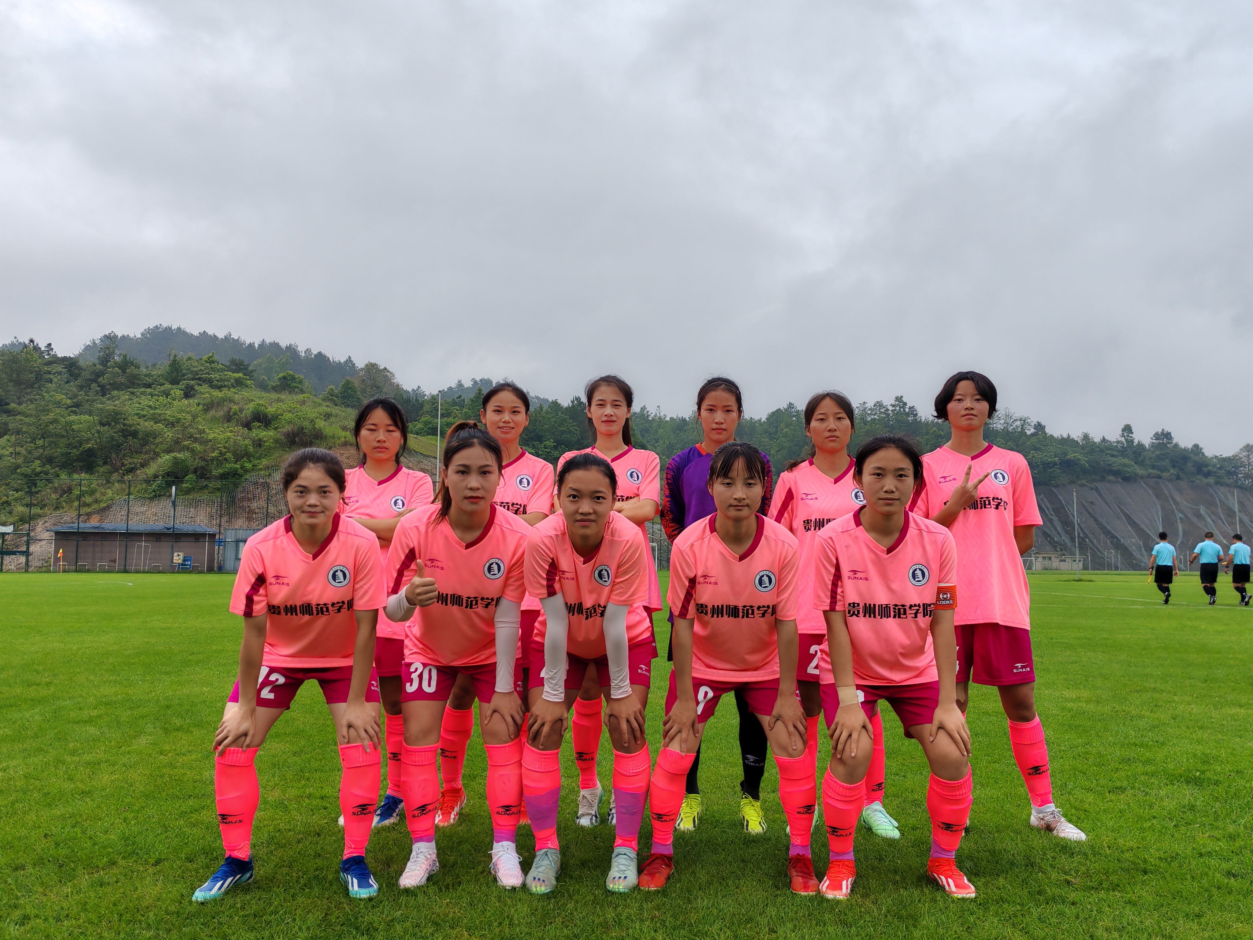 艰难拼搏，女队员在比赛中不怕困难的简单介绍