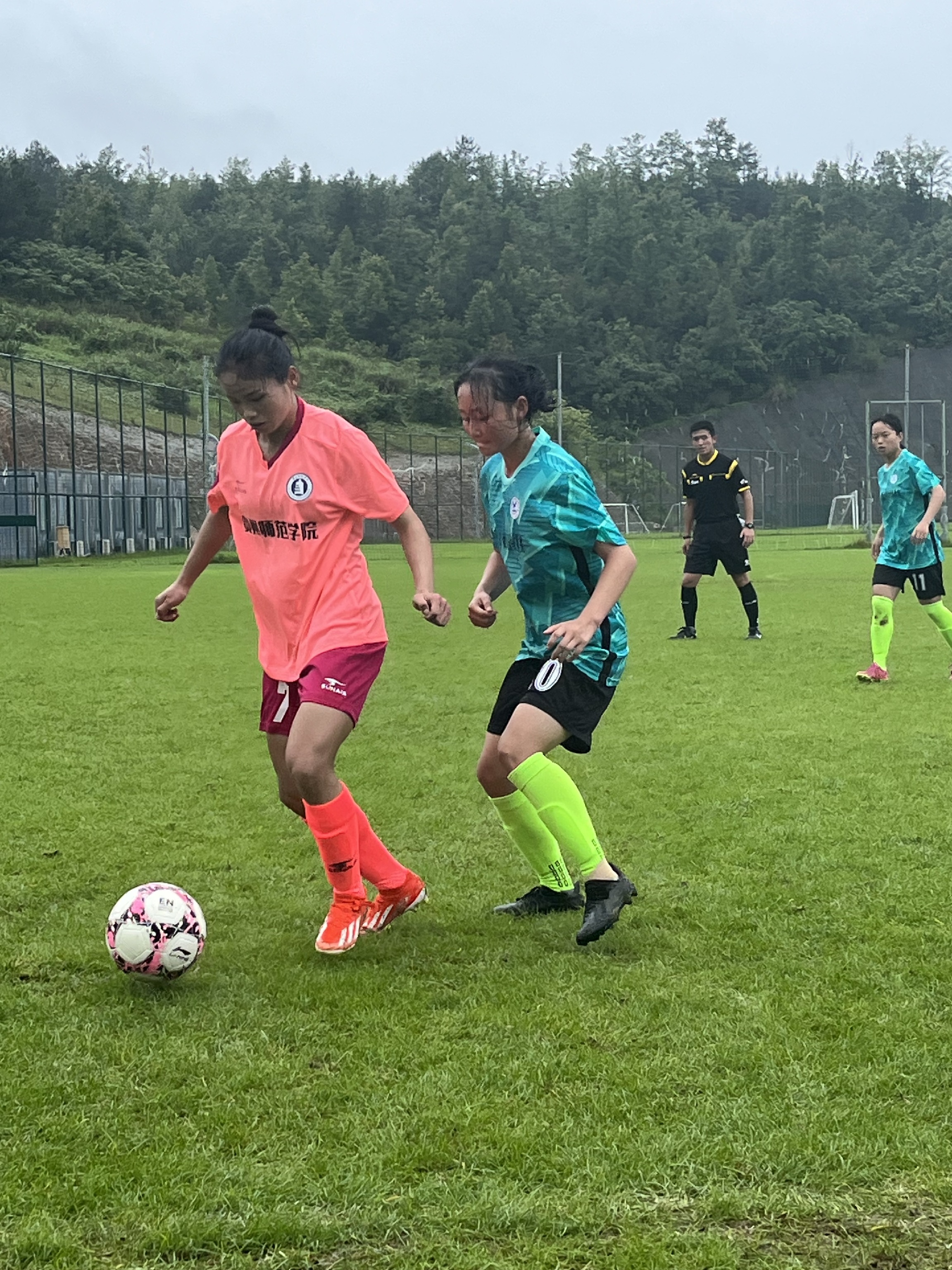 艰难拼搏，女队员在比赛中不怕困难的简单介绍