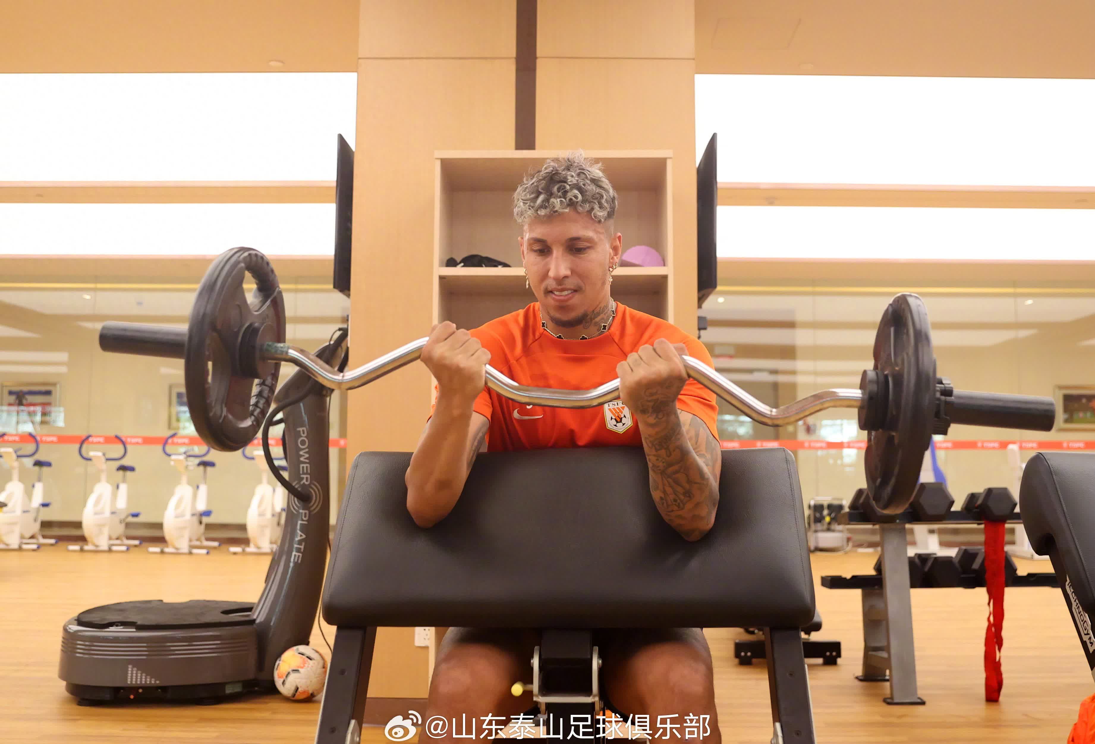 上海队外援发威，助球队夺得关键胜利的简单介绍