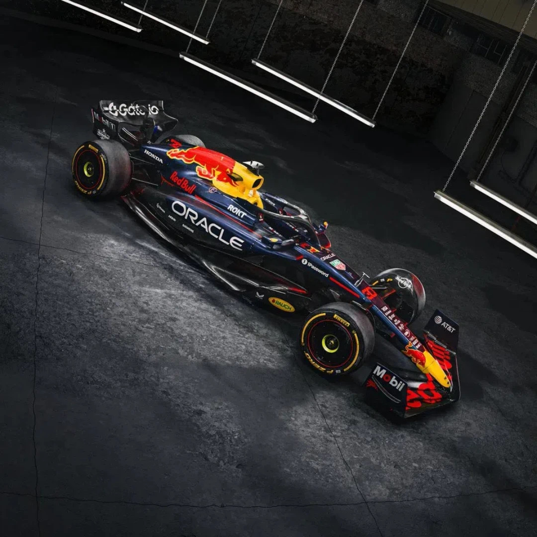 关于阿斯顿马丁逆转索伯车队，塞恩斯带队取胜的信息