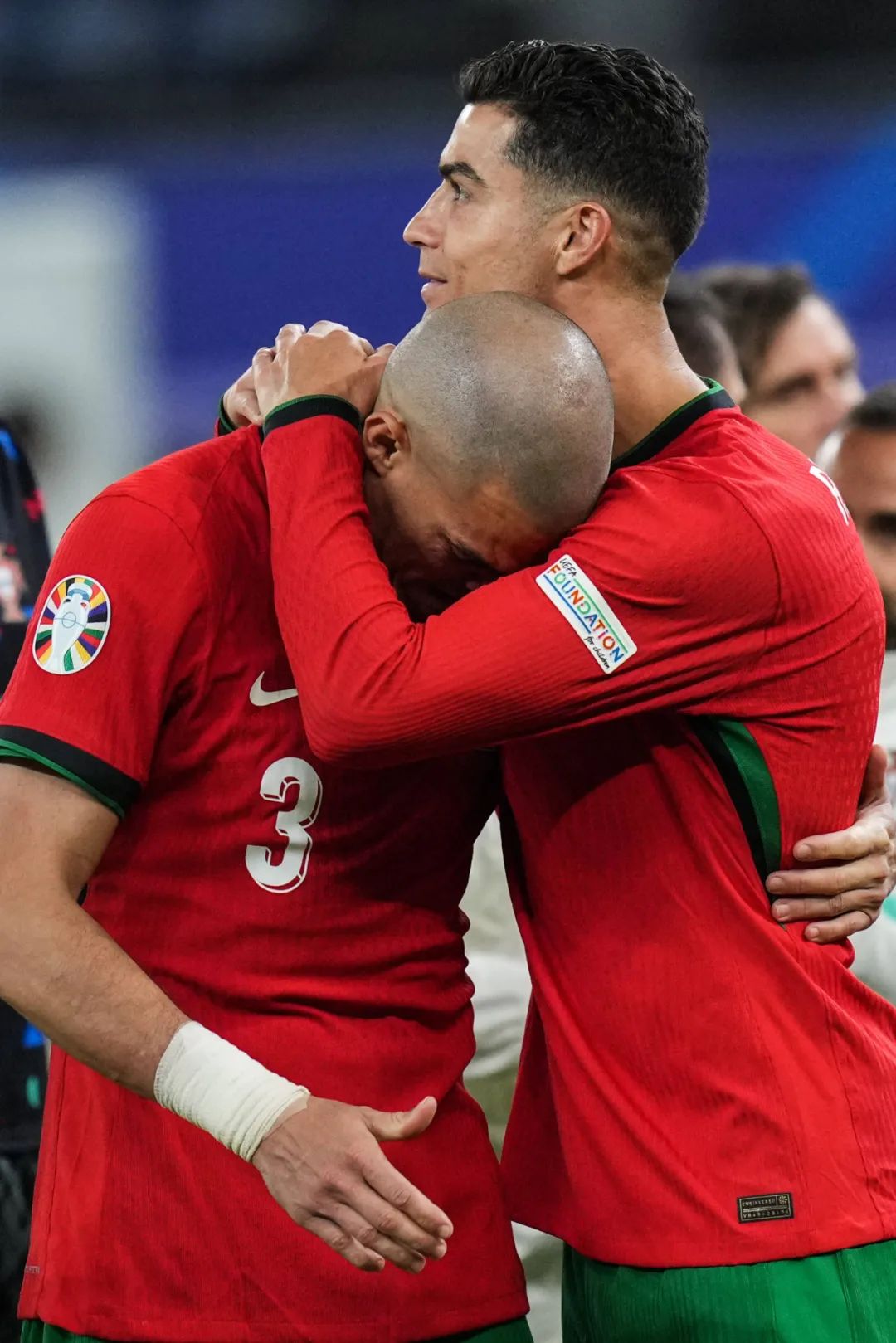 包含法国队轻取英格兰队，马龙关键制胜的词条