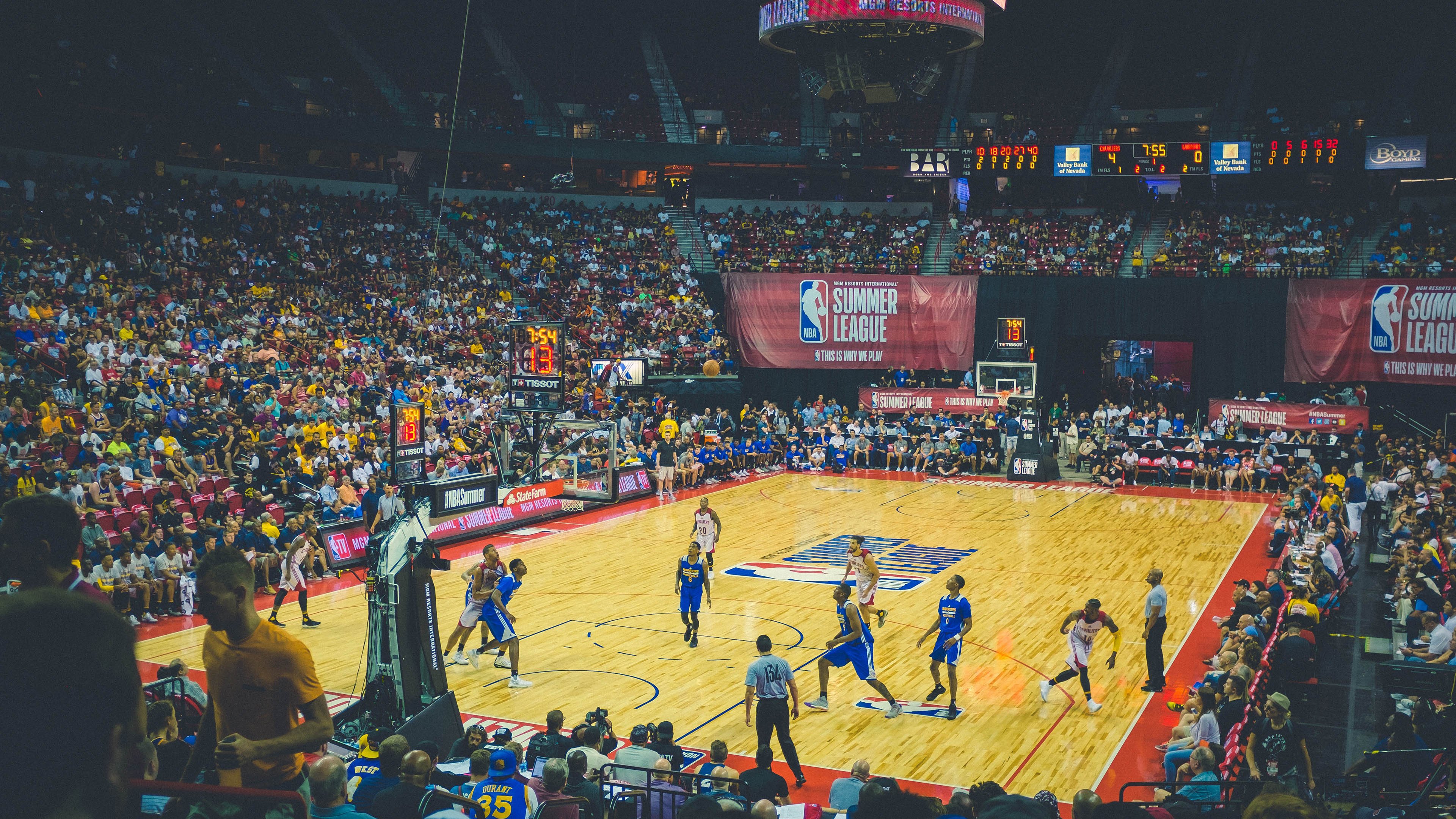 班凯罗全程高能输出，NBA季后赛之夜的独舞与新生